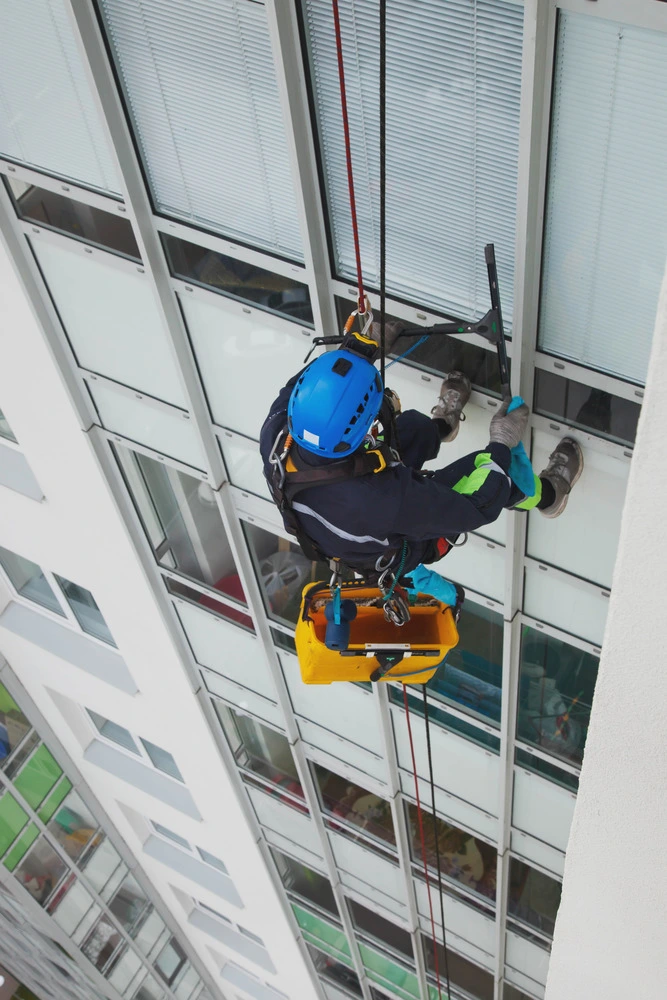 industrial-mountaineering-worker-hangs-over-reside-2025-03-18-17-29-41-utc(1)